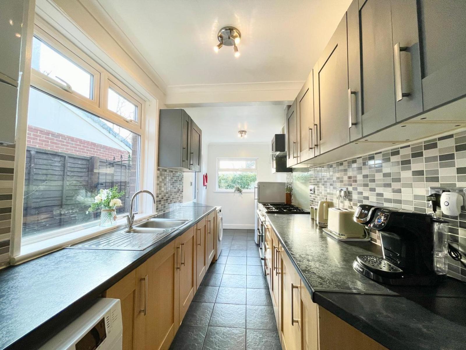 Large 4-Bedroom Detached House - Driveway For 3 Cars - 20-Minute Walk To City Centre - Gigabit Wi-Fi - Long Stay Rates! Gloucester Eksteriør bilde